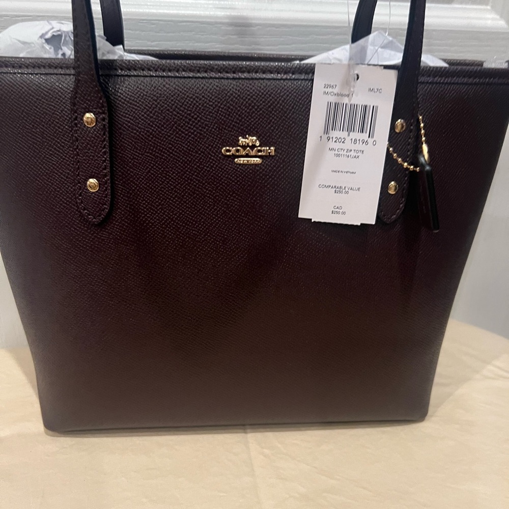 COACH MN CITY ZIP TOTE